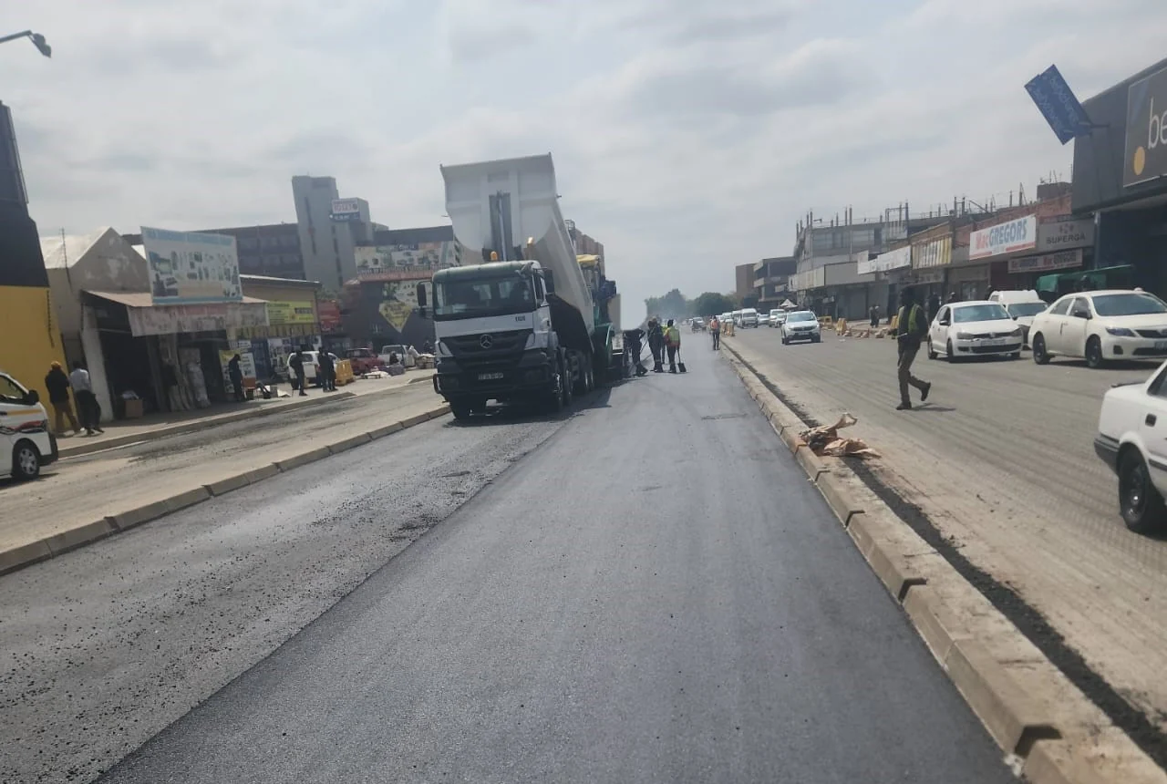 Jobfellas gallery showing asphalt surfacing on an urban road